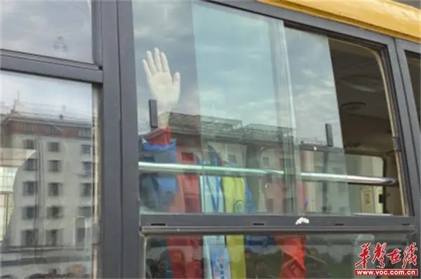 臨澧一完小開(kāi)展校車(chē)防悶和應(yīng)急逃生演練活動(dòng)