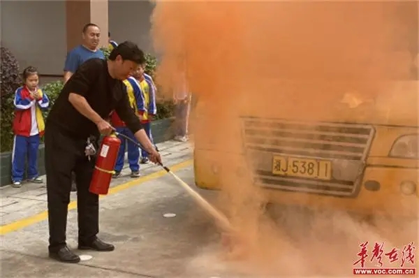 臨澧一完小開(kāi)展校車(chē)防悶和應(yīng)急逃生演練活動(dòng)