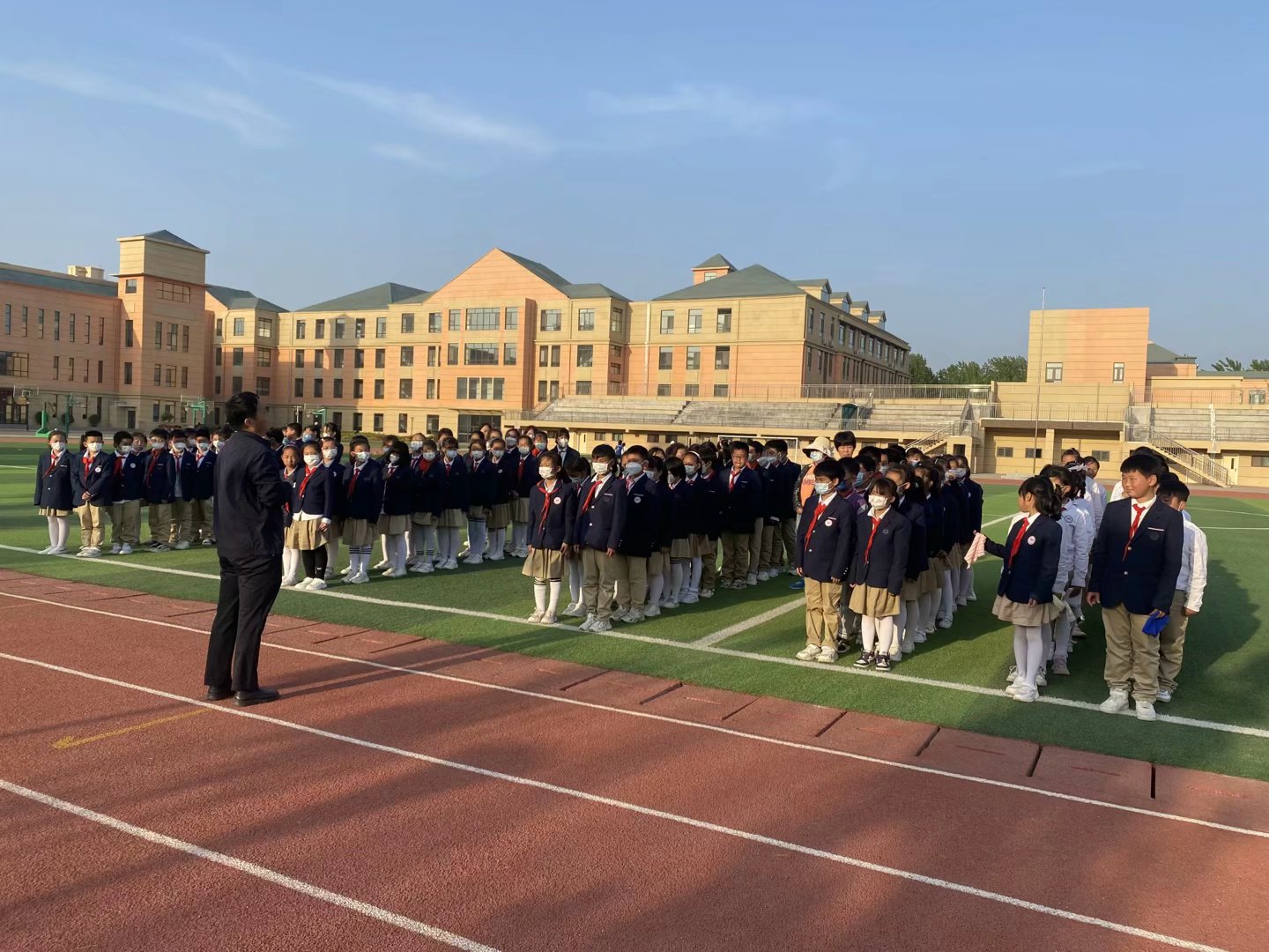 濟(jì)南高新區(qū)稼軒小學(xué)開(kāi)展校車(chē)安全應(yīng)急演練活動(dòng)