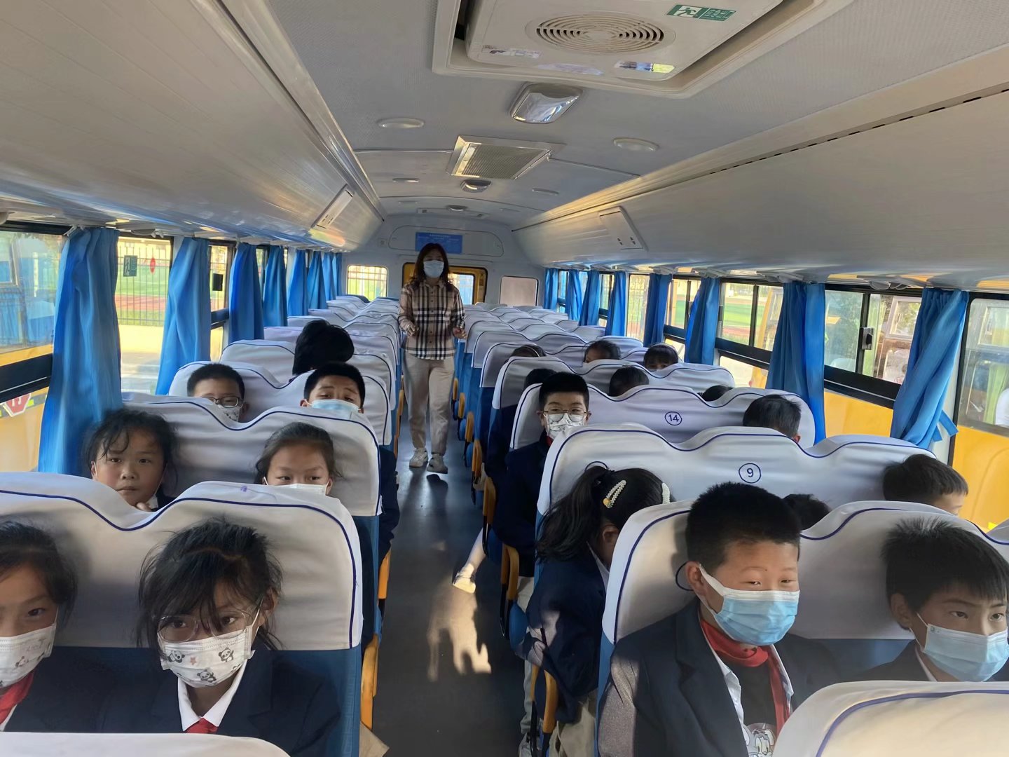 濟(jì)南高新區(qū)稼軒小學(xué)開(kāi)展校車(chē)安全應(yīng)急演練活動(dòng)