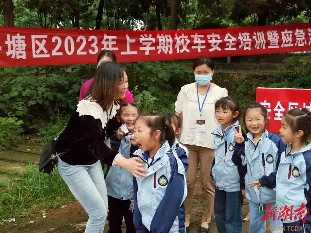 校車安全無小事，岳塘區(qū)開展校車安全培訓(xùn)暨應(yīng)急疏散演練
