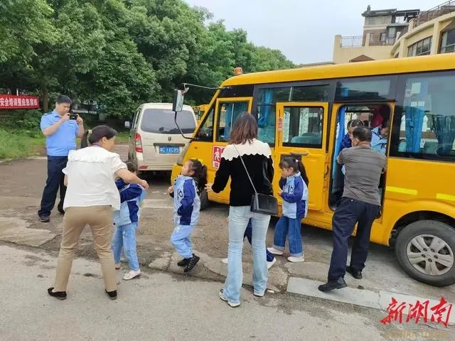 校車安全無小事，岳塘區(qū)開展校車安全培訓(xùn)暨應(yīng)急疏散演練