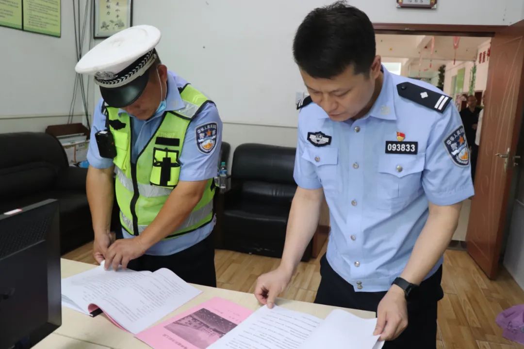 梅林中隊(duì)聯(lián)合多部門(mén)深入轄區(qū)幼兒園開(kāi)展校車(chē)安全大檢查 擰緊校車(chē)安全閥 圖片