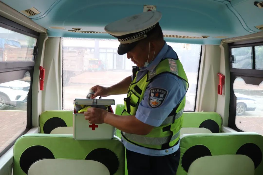 梅林中隊(duì)聯(lián)合多部門(mén)深入轄區(qū)幼兒園開(kāi)展校車(chē)安全大檢查 擰緊校車(chē)安全閥 圖片