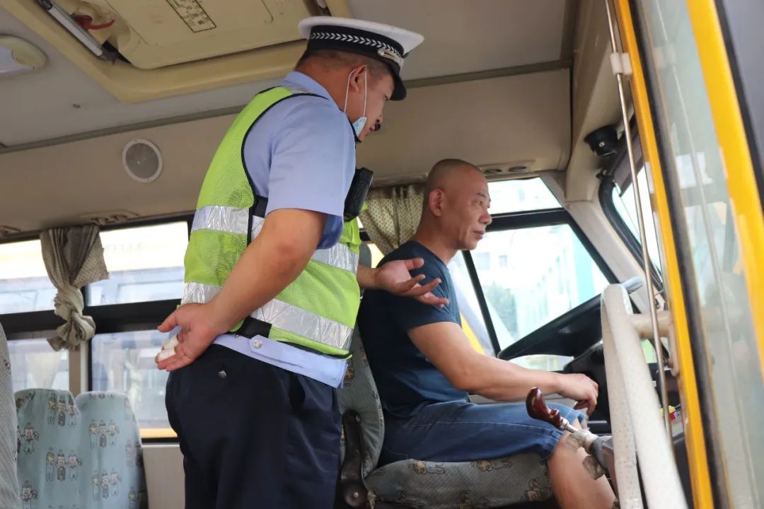 梅林中隊(duì)聯(lián)合多部門(mén)深入轄區(qū)幼兒園開(kāi)展校車(chē)安全大檢查 擰緊校車(chē)安全閥 圖片