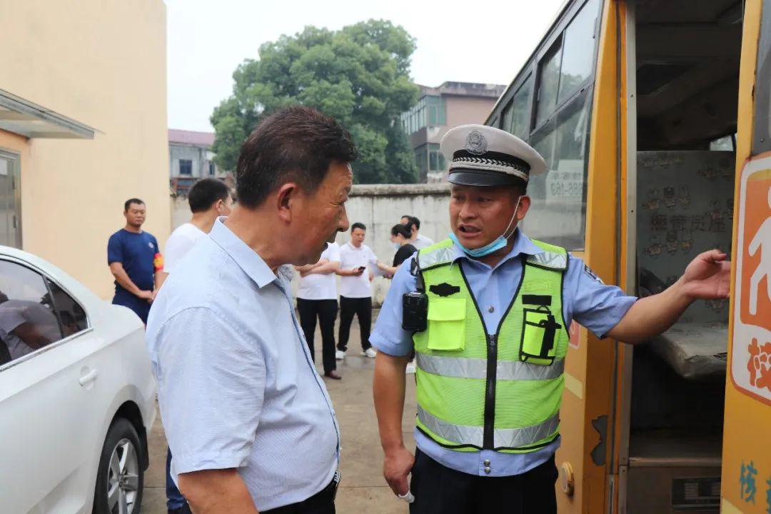 梅林中隊(duì)聯(lián)合多部門(mén)深入轄區(qū)幼兒園開(kāi)展校車(chē)安全大檢查 擰緊校車(chē)安全閥 圖片