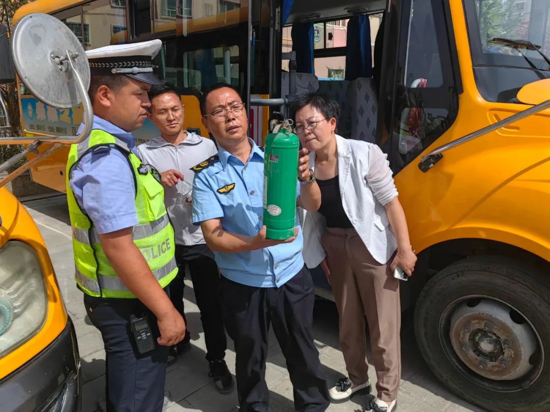 【安全生產(chǎn)月】開展校車“健康體檢” 守護(hù)學(xué)生出行安全 圖片