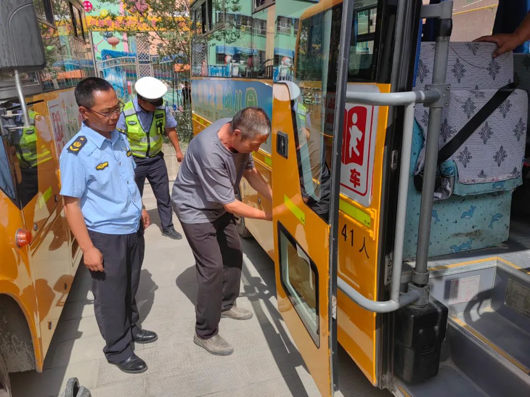 【安全生產(chǎn)月】開展校車“健康體檢” 守護(hù)學(xué)生出行安全 圖片