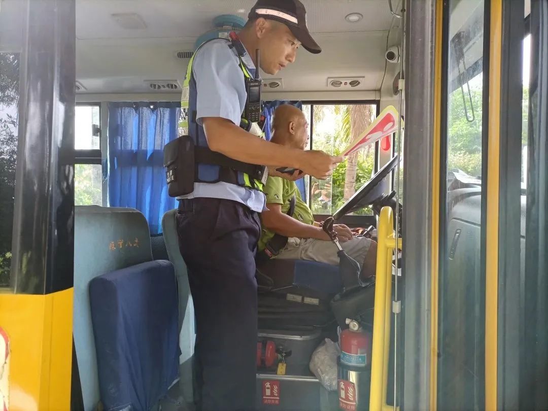 “護(hù)苗”專項(xiàng)行動(dòng) | 陵水交警開(kāi)展校車(chē)安全檢查 嚴(yán)把學(xué)生出行安全關(guān) 圖片