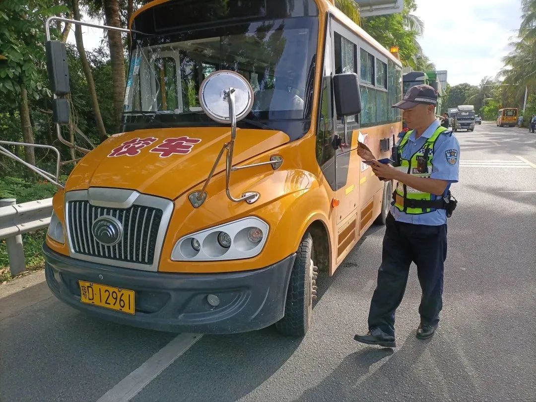 “護(hù)苗”專項(xiàng)行動(dòng) | 陵水交警開(kāi)展校車(chē)安全檢查 嚴(yán)把學(xué)生出行安全關(guān) 圖片