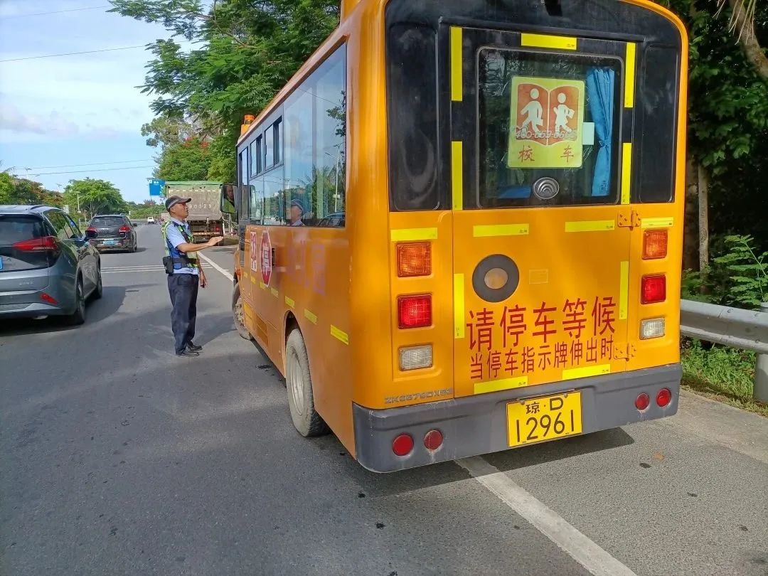 “護(hù)苗”專項(xiàng)行動(dòng) | 陵水交警開(kāi)展校車(chē)安全檢查 嚴(yán)把學(xué)生出行安全關(guān) 圖片