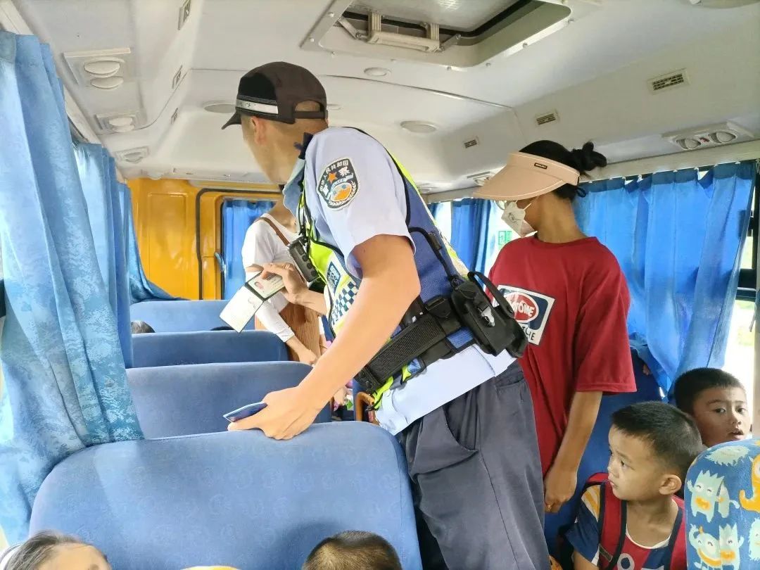 “護(hù)苗”專項(xiàng)行動(dòng) | 陵水交警開(kāi)展校車(chē)安全檢查 嚴(yán)把學(xué)生出行安全關(guān) 圖片