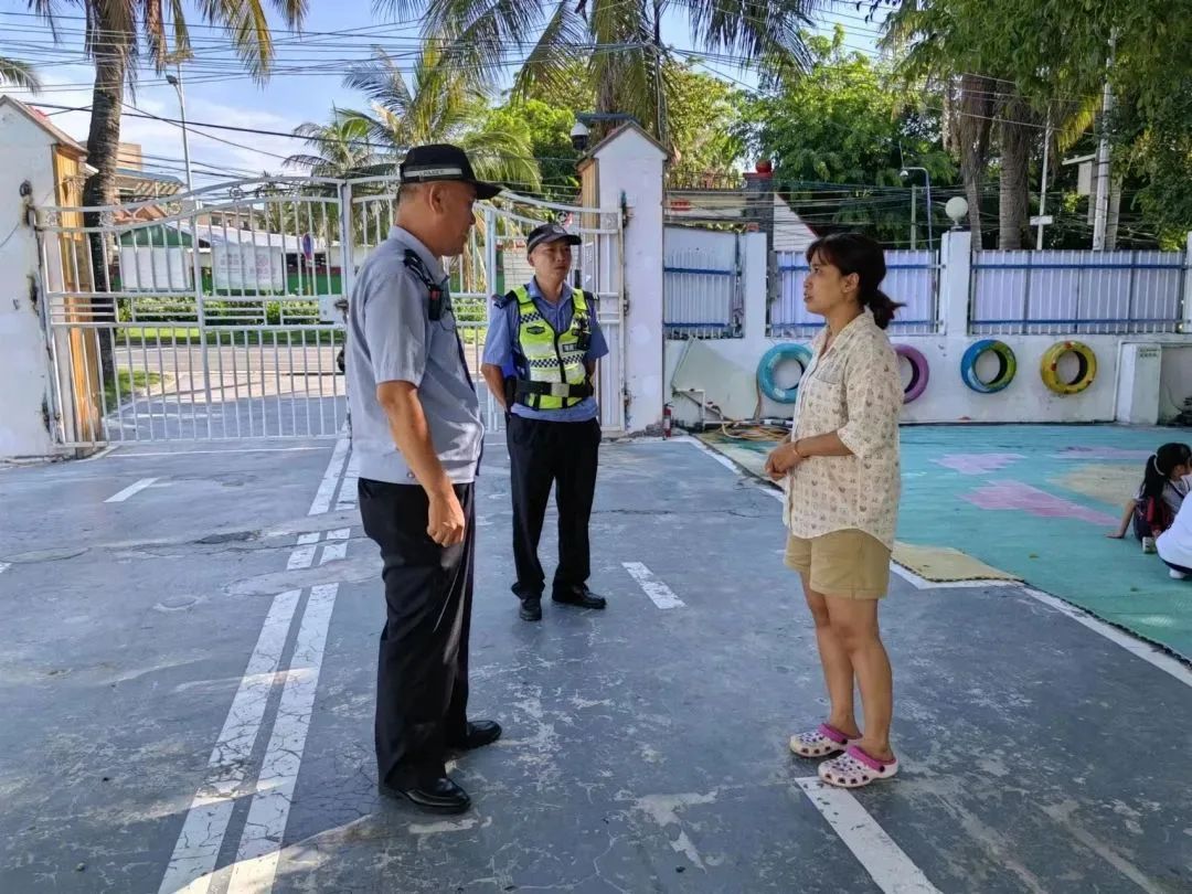 “護(hù)苗”專項(xiàng)行動(dòng) | 陵水交警開(kāi)展校車(chē)安全檢查 嚴(yán)把學(xué)生出行安全關(guān) 圖片