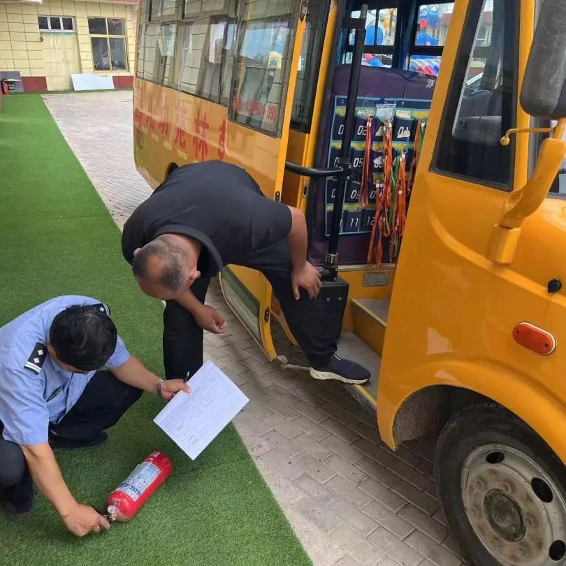 交警二大隊走進(jìn)17家幼兒園 嚴(yán)把校車“安全關(guān)” | 夏季交通安全整治