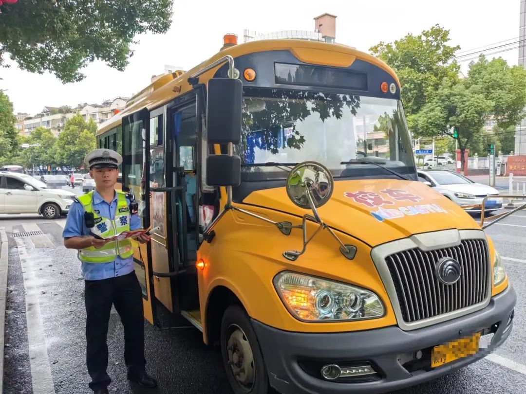 【護學(xué)行動】開學(xué)季太白園中隊加強校車檢查 圖片