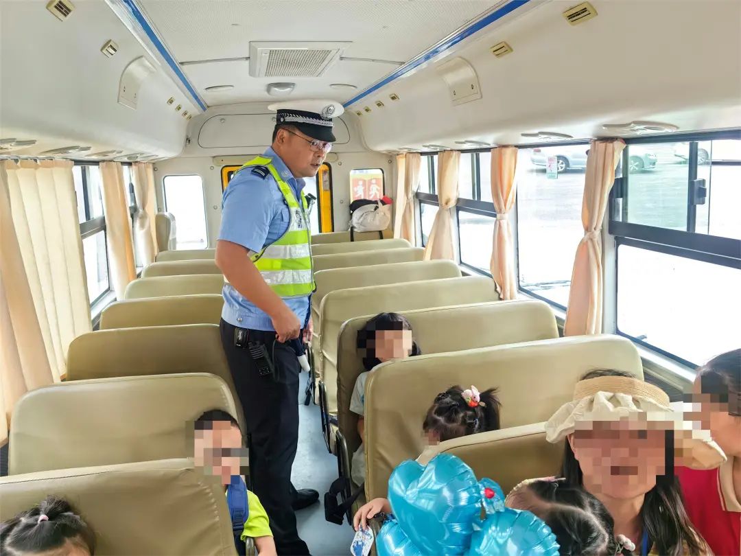 【護學(xué)行動】開學(xué)季太白園中隊加強校車檢查 圖片