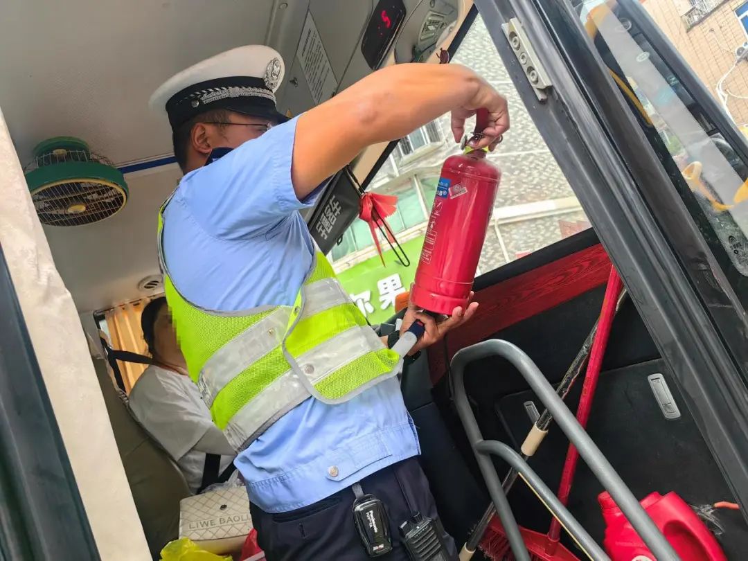 【護學(xué)行動】開學(xué)季太白園中隊加強校車檢查 【護學(xué)行動】開學(xué)季太白園中隊加強校車檢查