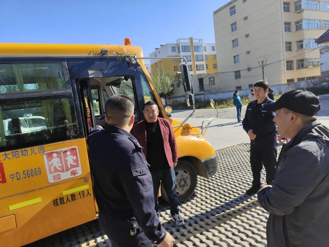 “幼”見交警 安全“童”行 交警二大隊走進幼兒園開展交通安全宣傳及校車檢查行動