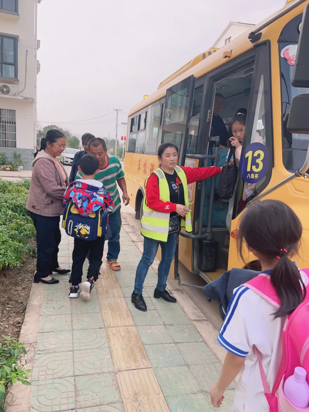 平安運(yùn)行，為愛(ài)護(hù)航——黃梅縣第八小學(xué)開(kāi)展校車(chē)安全工作會(huì)暨行政成員跟車(chē)督查活動(dòng)