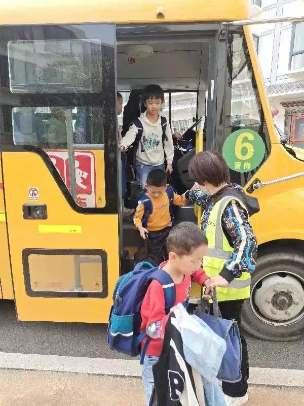 平安運(yùn)行，為愛(ài)護(hù)航——黃梅縣第八小學(xué)開(kāi)展校車(chē)安全工作會(huì)暨行政成員跟車(chē)督查活動(dòng)