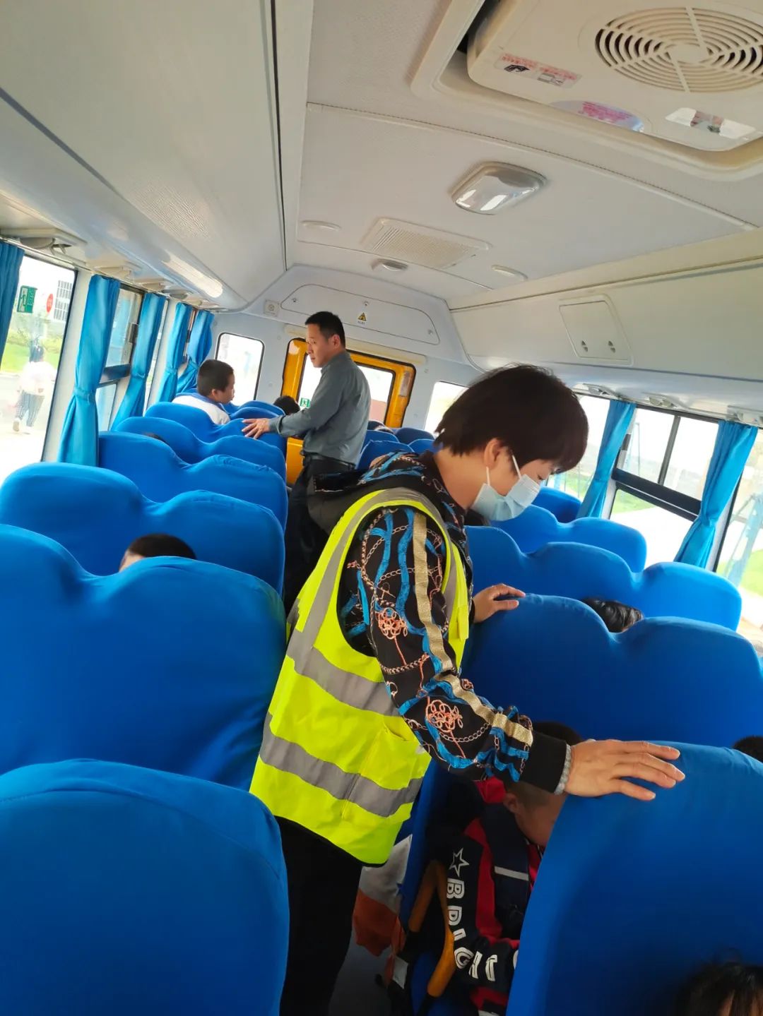 平安運(yùn)行，為愛(ài)護(hù)航——黃梅縣第八小學(xué)開(kāi)展校車(chē)安全工作會(huì)暨行政成員跟車(chē)督查活動(dòng)