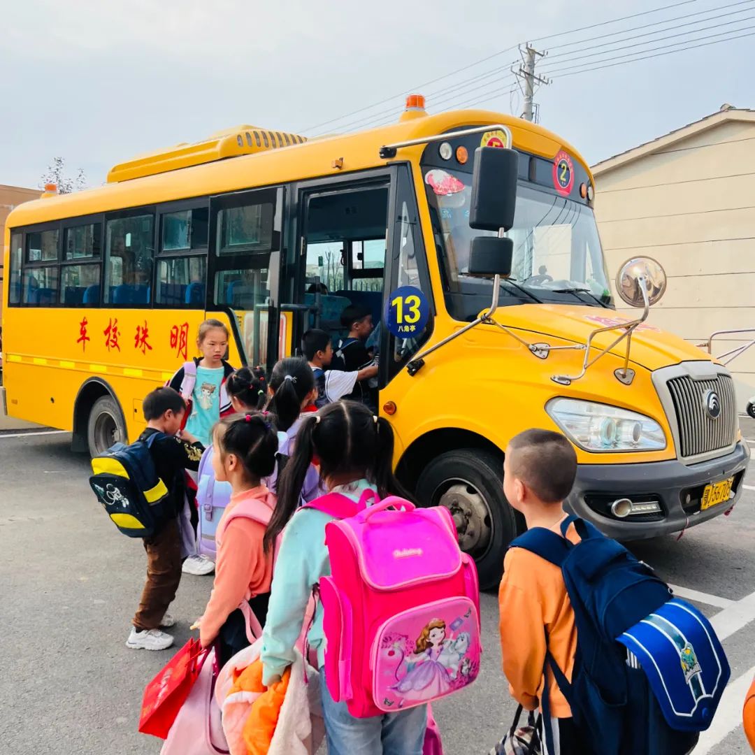 平安運(yùn)行，為愛(ài)護(hù)航——黃梅縣第八小學(xué)開(kāi)展校車(chē)安全工作會(huì)暨行政成員跟車(chē)督查活動(dòng)