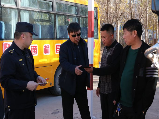 聯(lián)合檢查組到通榆縣鴻興鎮(zhèn)小學(xué)校開展校車安全檢查