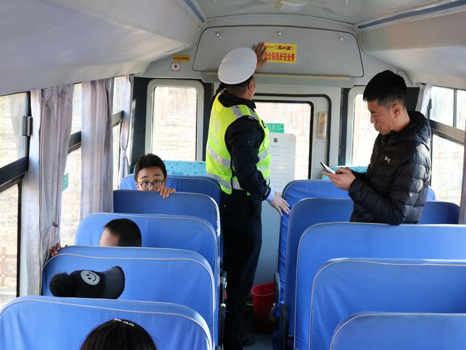 聯(lián)合檢查組到通榆縣鴻興鎮(zhèn)小學(xué)校開展校車安全檢查