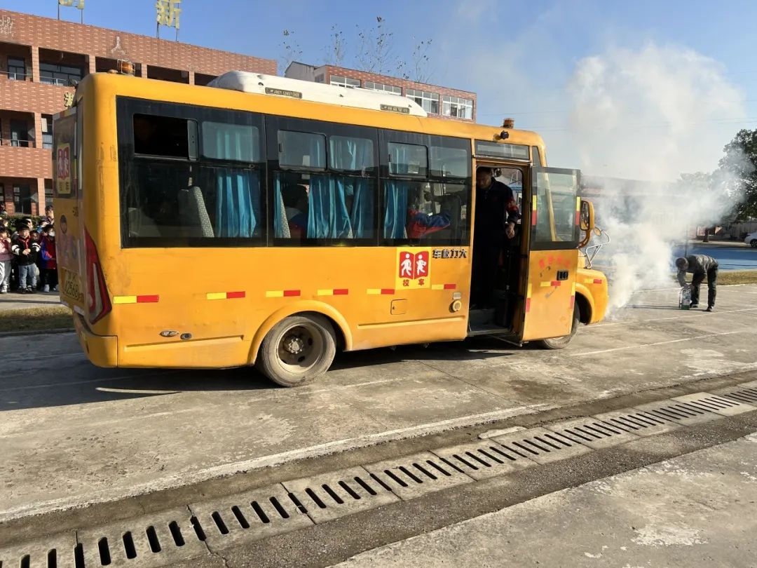 加強(qiáng)校車安全，共建和諧校園 ——云夢(mèng)縣道橋鎮(zhèn)中心小學(xué)校車安全逃生演練