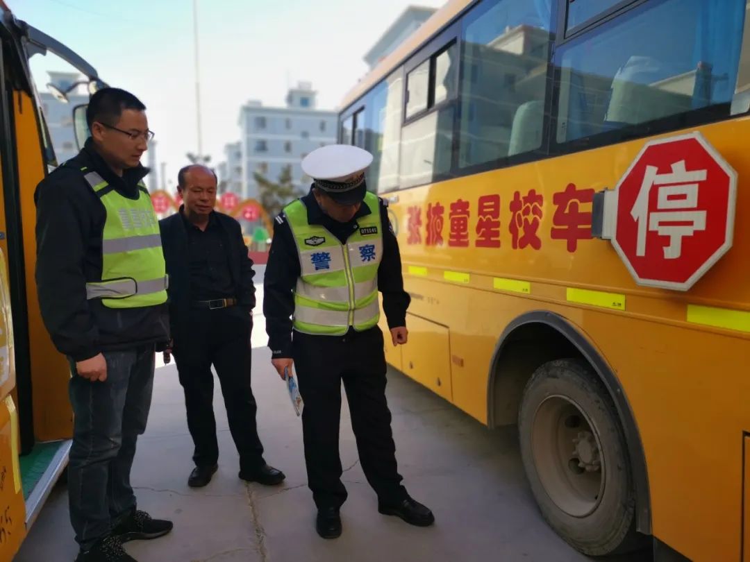 【主動創(chuàng)穩(wěn)·祁連1號】 甘州公安交警開展冬季校車安全檢查 圖片