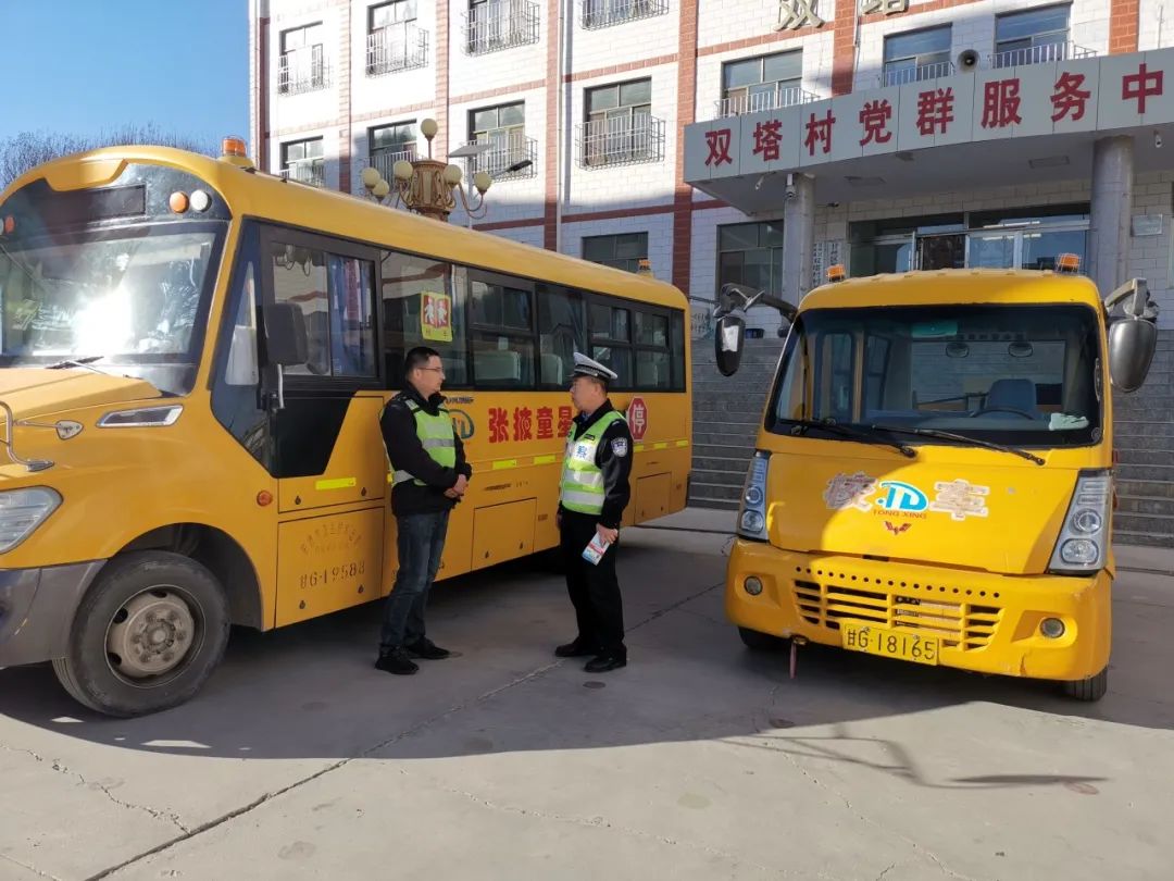 【主動創(chuàng)穩(wěn)·祁連1號】 甘州公安交警開展冬季校車安全檢查 圖片
