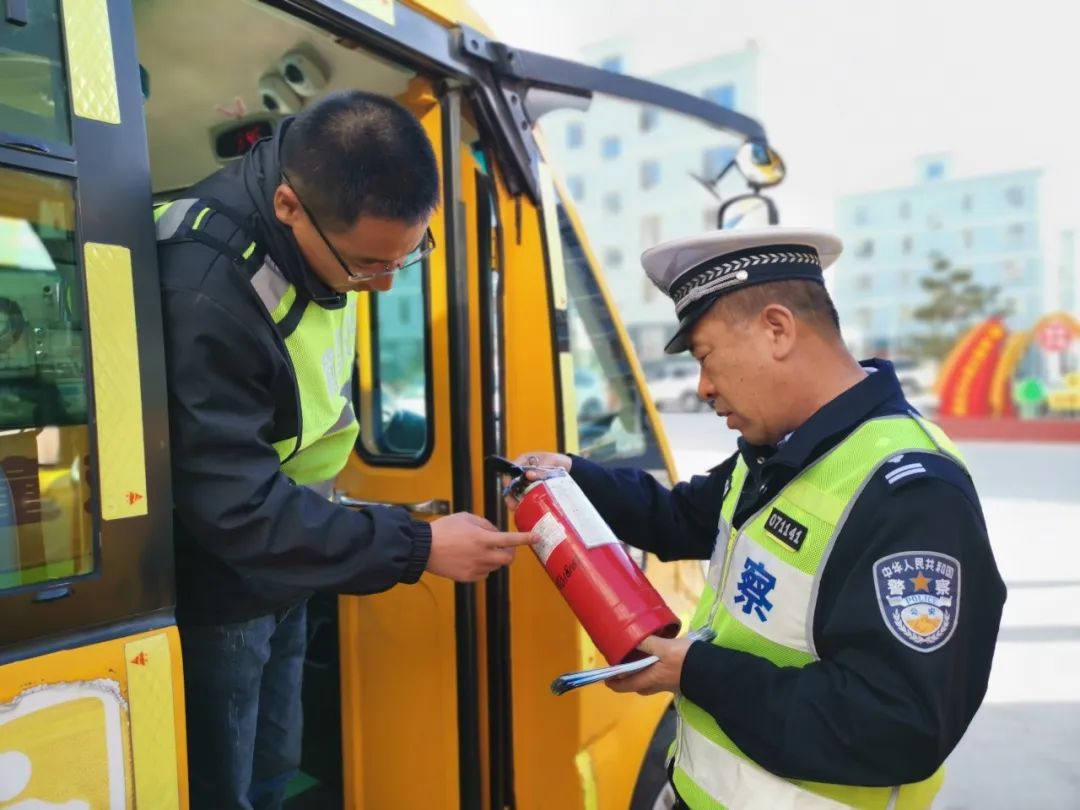【主動創(chuàng)穩(wěn)·祁連1號】 甘州公安交警開展冬季校車安全檢查 圖片