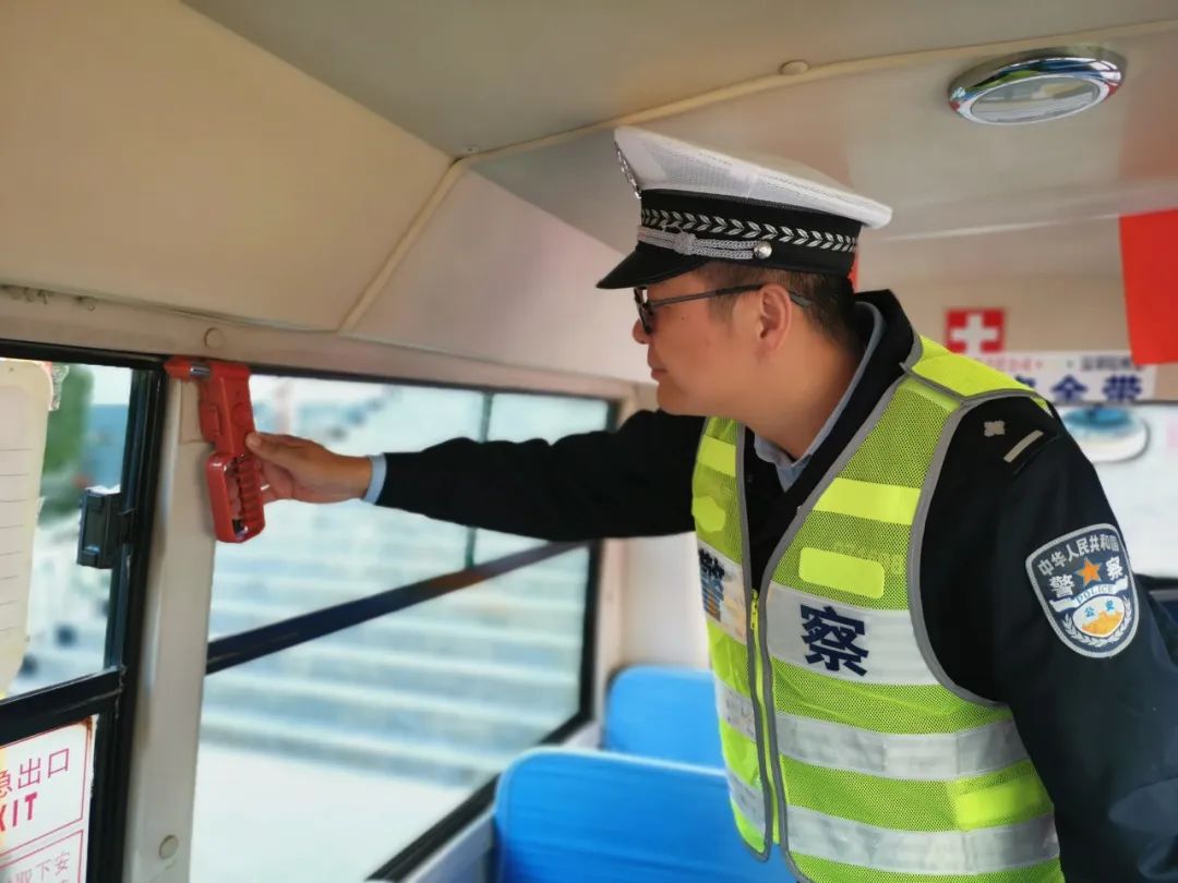 【主動創(chuàng)穩(wěn)·祁連1號】 甘州公安交警開展冬季校車安全檢查 圖片