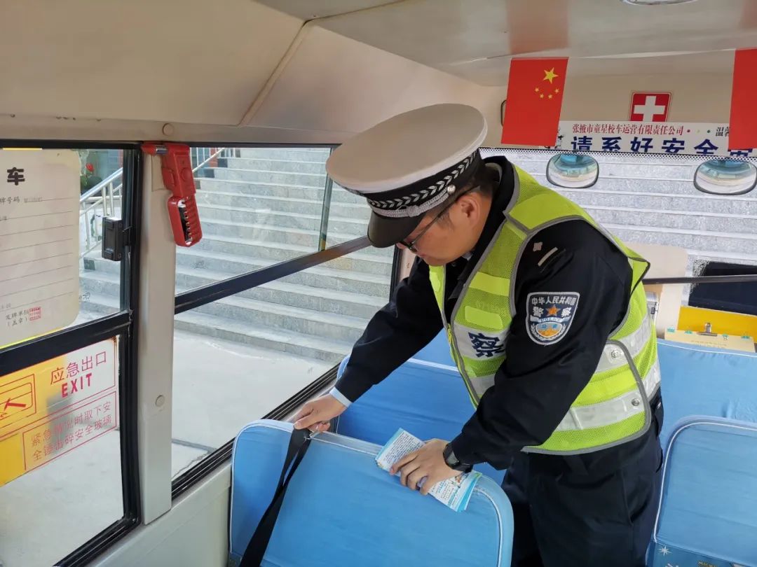 【主動創(chuàng)穩(wěn)·祁連1號】 甘州公安交警開展冬季校車安全檢查 圖片