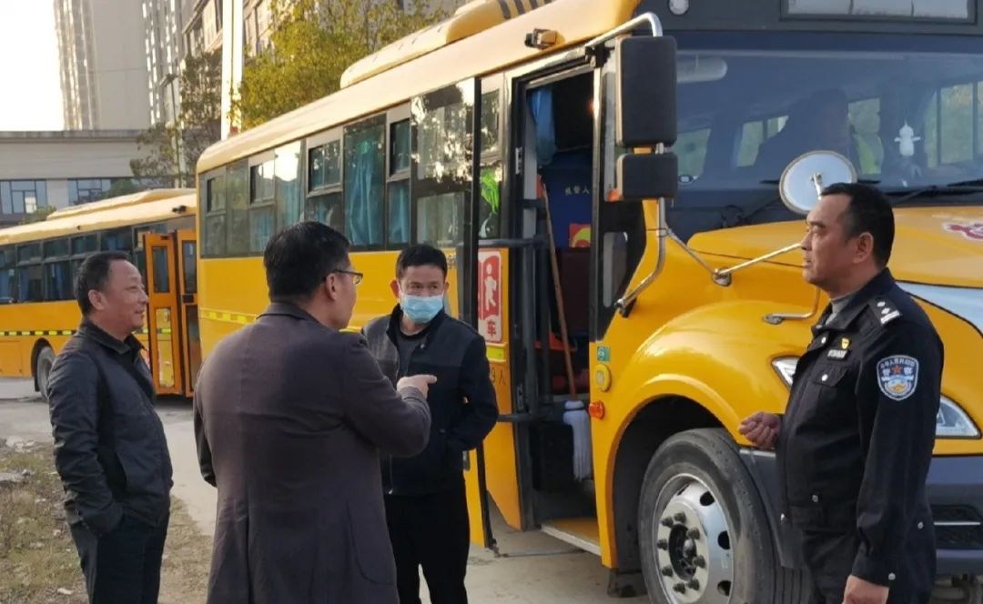 武穴交警聯(lián)合教育局開(kāi)展校車安全突擊檢查/ 圖片