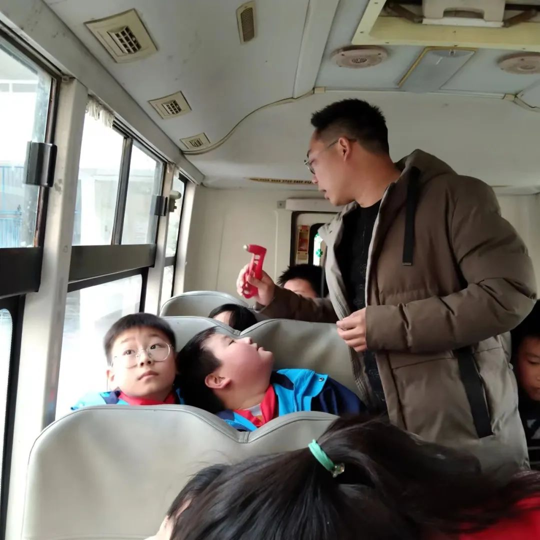 【校園安全專項整治行動】校車安全記心間 應(yīng)急演練助安全 圖片