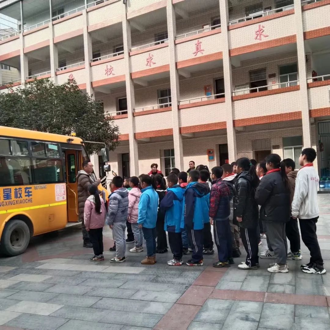 【校園安全專項整治行動】校車安全記心間 應(yīng)急演練助安全 圖片