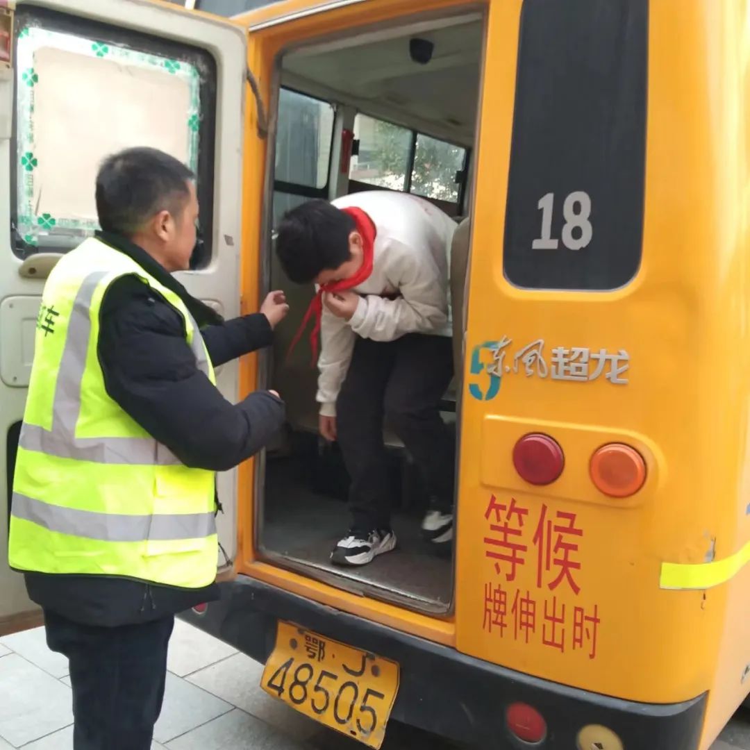 【校園安全專項整治行動】校車安全記心間 應(yīng)急演練助安全 圖片