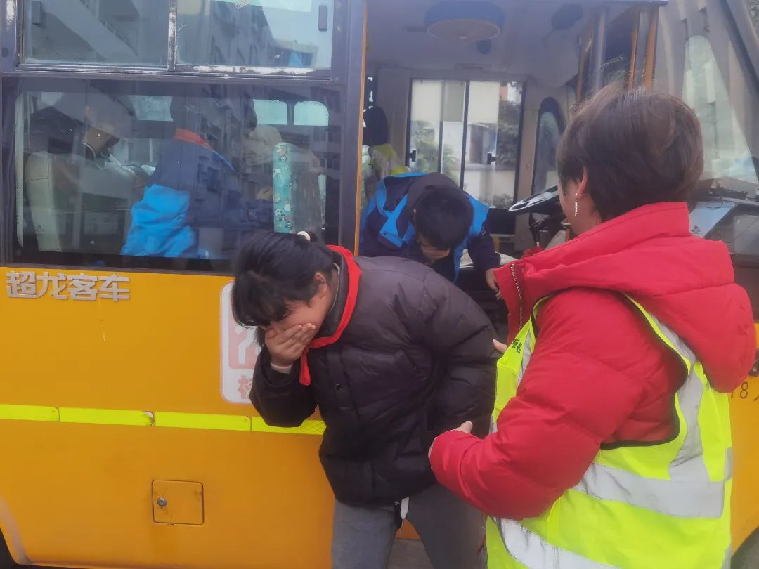 【校園安全專項整治行動】校車安全記心間 應(yīng)急演練助安全 圖片