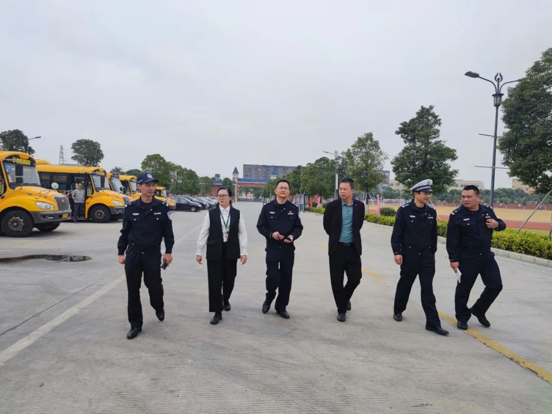 筑牢安全防線——古鎮(zhèn)新徽學(xué)校迎接校車運行安全大檢查 圖片