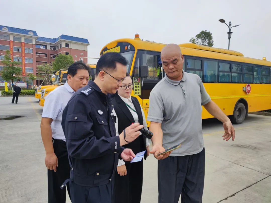 筑牢安全防線——古鎮(zhèn)新徽學(xué)校迎接校車運行安全大檢查 圖片