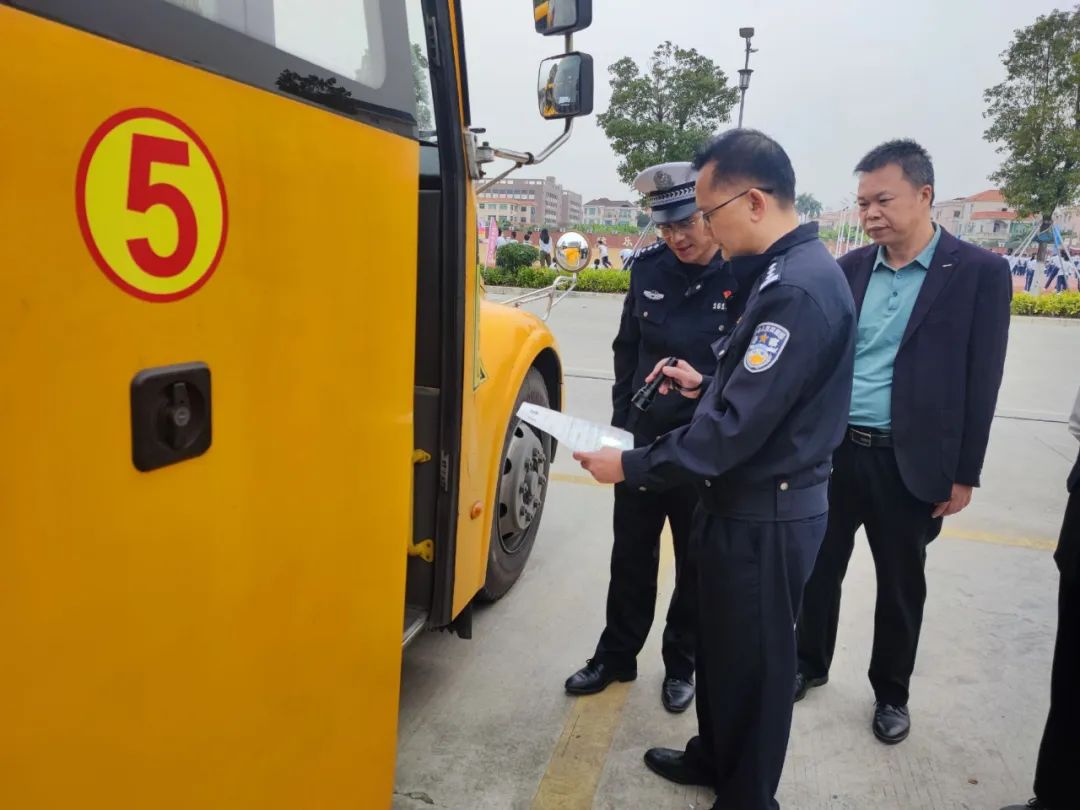 筑牢安全防線——古鎮(zhèn)新徽學(xué)校迎接校車運行安全大檢查 圖片