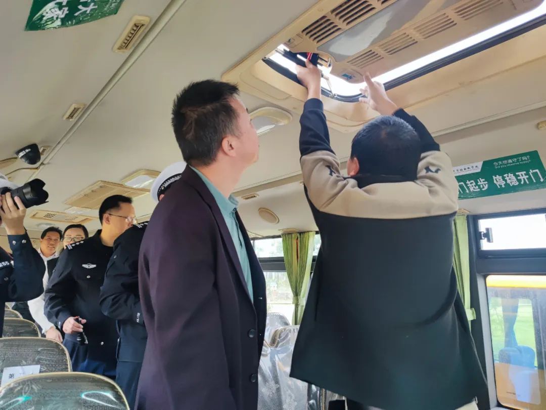 筑牢安全防線——古鎮(zhèn)新徽學(xué)校迎接校車運行安全大檢查 圖片