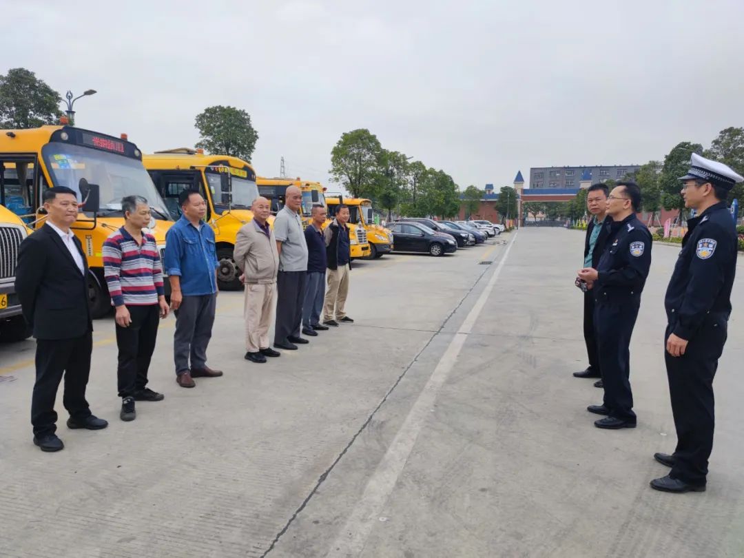 筑牢安全防線——古鎮(zhèn)新徽學(xué)校迎接校車運行安全大檢查 圖片