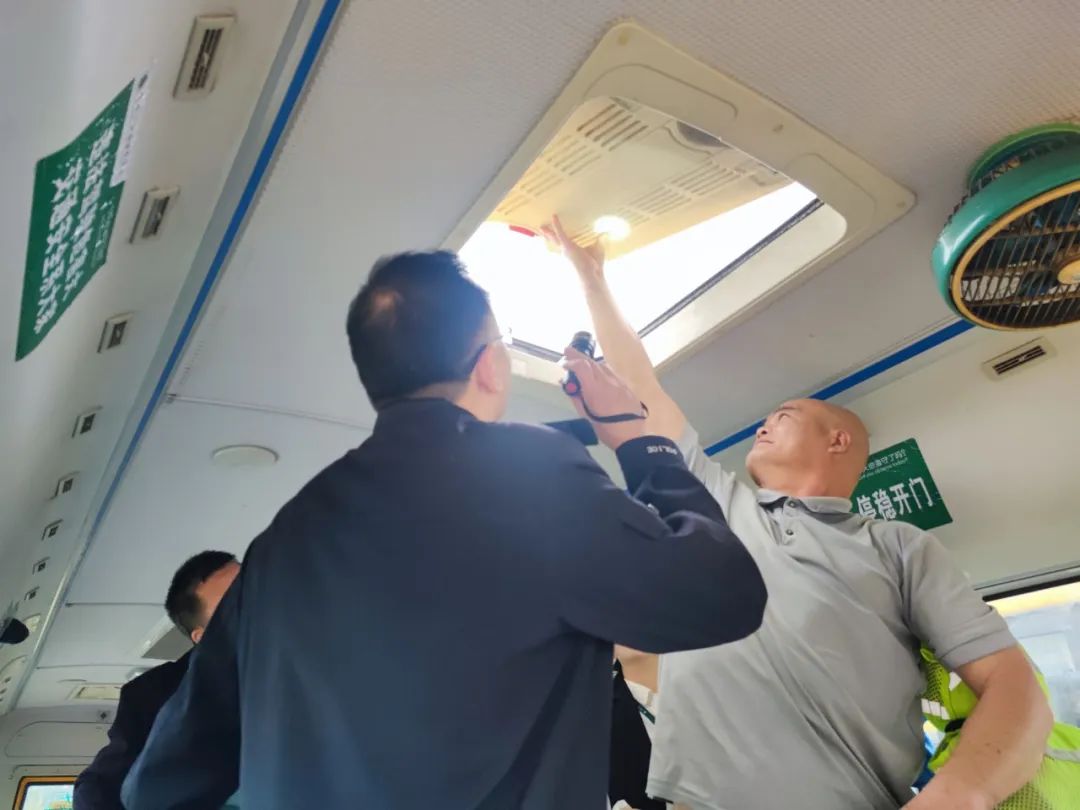 筑牢安全防線——古鎮(zhèn)新徽學(xué)校迎接校車運行安全大檢查 圖片