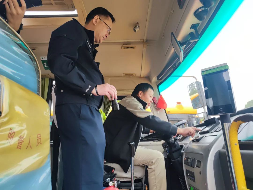 筑牢安全防線——古鎮(zhèn)新徽學(xué)校迎接校車運行安全大檢查 圖片