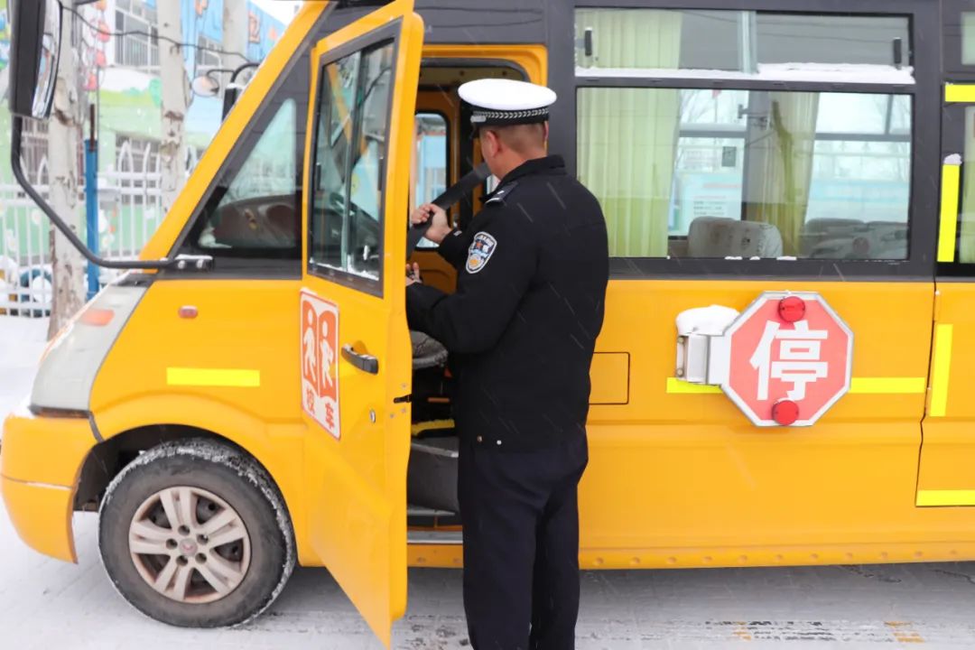 關(guān)愛祖國花朵 心系校車安全——裕民縣公安局開展校車安全大檢查 圖片