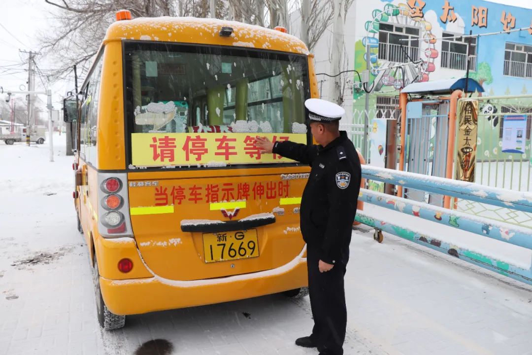 關(guān)愛祖國花朵 心系校車安全——裕民縣公安局開展校車安全大檢查 圖片