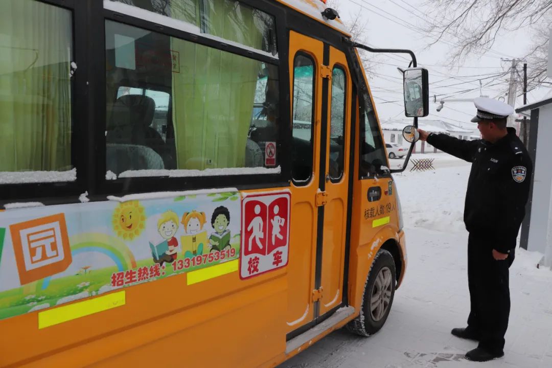 關(guān)愛祖國花朵 心系校車安全——裕民縣公安局開展校車安全大檢查 圖片