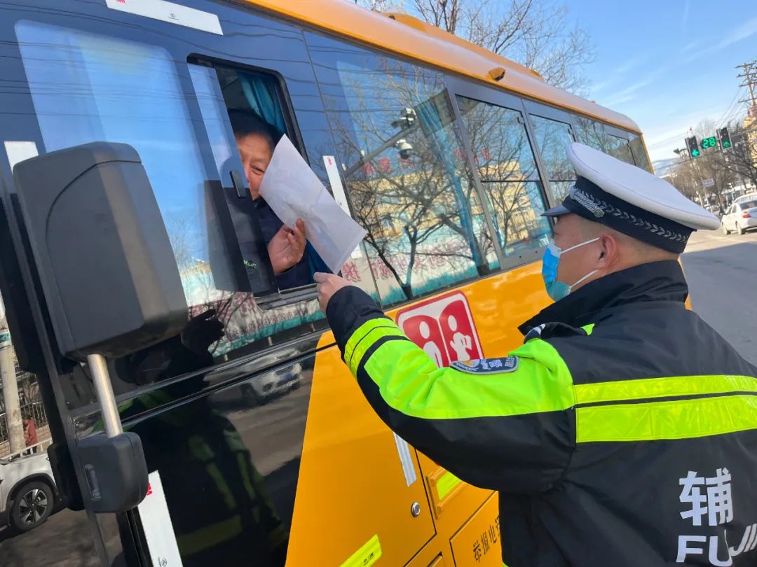 校車安全無(wú)小事！交警三大隊(duì)開展校車駕駛?cè)恕懊鎸?duì)面”安全宣傳